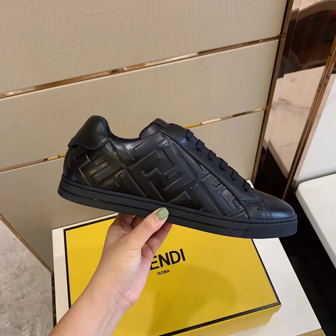 Factory Price: 400💰 Sun] FENDI Classic Comfort Men's, this sophisticated sneaker is handcrafted from soft calfskin. Mesh inner surface, ultra-light rubber material and rough outsole. This unique thin style is suitable for the casual and exquisite sensibility of this season. It is comfortable and natural on the feet. It is an everyday style for casual travel in autumn and winter! Code number: 38/44, customized 45